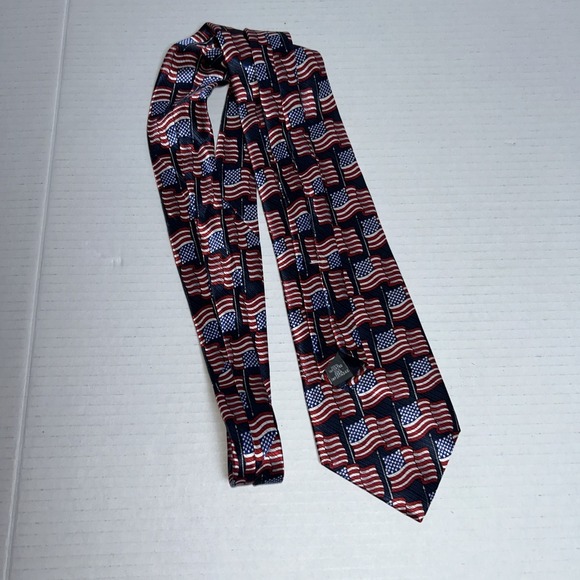 American Traditions Men's Neck Tie USA FLAGS Silk EUC Red White Blue 59" x 3 3/4 - Picture 5 of 6